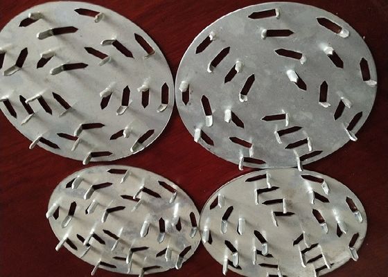 4つは直径の一団堅材ポーランド人および丸太のための反割れた版を釘付けする